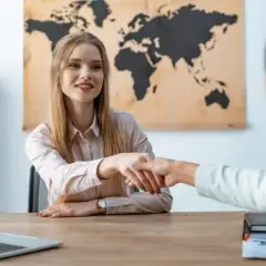 Zarobki w biurze podróży: realne stawki na różnych stanowiskach