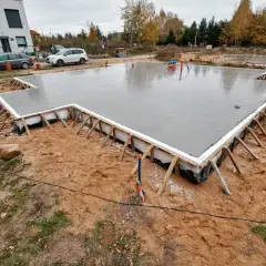 Świeżo wylany fundament pod dom szkieletowy, gotowy na kolejne etapy budowy.