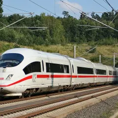 Der ICE, der schnellste Zug Deutschlands, fährt auf den Gleisen in Richtung eines Tunnels.