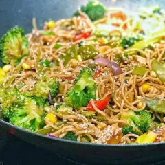 Makaron chow mein: Czy jest zdrowy? Analiza i zdrowe alternatywy