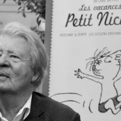 Jean-Jacques Sempé, jeden z twórców Mikołajka, obok rysunku z "Les vacances du Petit Nicolas".