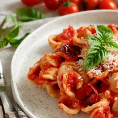 Pyszny makaron orecchiette z sosem pomidorowym i bazylią. Idealny obiad na szybko, gdy liczy się smak i czas.