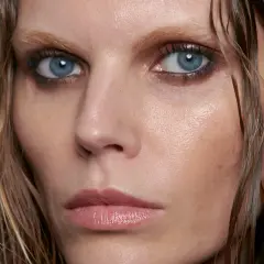 Occhi intensi con mascara sfumato, labbra lucide e capelli bagnati. Quanto dura un mascara? Dipende dalla formula e dall'applicazione.