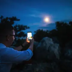 Jak zrobić zdjęcie Księżyca: Smartfonem i aparatem ostro i z detalami