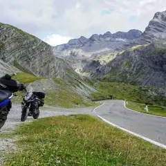 Niezapomniane trasy motocyklowe w Alpach – odkryj piękno i emocje