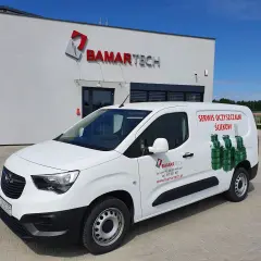 Biały van z logo BAMARTECH i grafiką oczyszczalni ścieków. Firma oferuje serwis, odpowiadając na pytanie: jak często trzeba opróżniać przydomową oczyszczalnię ścieków przepisy.