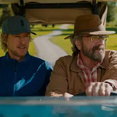 Owen Wilson och en vän i golfbil, en scen från filmer och tv-program med Owen Wilson.