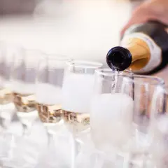 Prosecco nalewane do kieliszków. Pamiętaj o umiarze, bo prosecco kcal też ma.