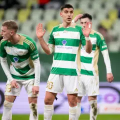 Piłkarze Lechii Gdańsk w zielono-białych strojach na boisku. Najnowsze lechia gdańsk aktualności.