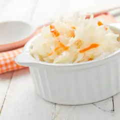 Ile kalorii ma surówka z kiszonej kapusty i marchewki? Zaskakujące wartości!