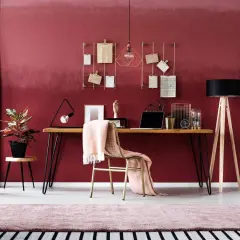 Ein Arbeitsplatz mit einem Schreibtisch, einem Stuhl mit rosa Decke und einer Wand in englisches rosenrot kombinieren.