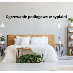 Przytulna sypialnia z łóżkiem i roślinami. Tekst na ścianie informuje o ogrzewaniu podłogowym w sypialni, zapewniającym komfort.