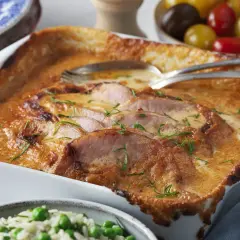 En krämig kasslergratäng med gyllene yta, garnerad med färska örter. Ett perfekt kassler recept för en mysig middag.
