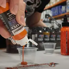 Peinture trop épaisse ? Diluez-la avec précaution pour un rendu parfait. Des flacons de peinture colorée sont visibles.