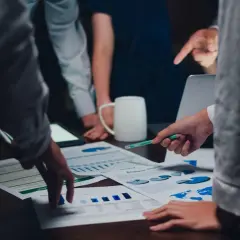Zespół analizuje dokumenty, przygotowując wniosek o odwołanie zarządu wspólnoty mieszkaniowej.