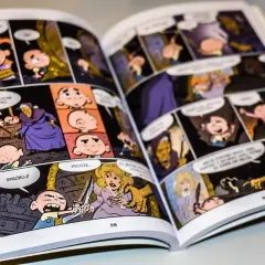 Otwarta książka z kolorowymi komiksami dla dzieci 10 lat. Widać postacie, dialogi i magiczne sceny.