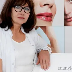 Lekarka w białym kitlu z okularami, na tle kolażu zdjęć twarzy.