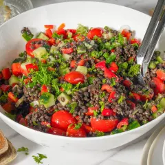Frischer Linsensalat mit Tomaten, Gurken und Paprika. Ein gesundes und leckeres linsensalat rezept für jede Gelegenheit.