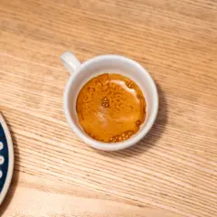 Mała filiżanka z aromatycznym espresso, idealna na szybki pobudkę. Zastanawiasz się, ile ml ma takie espresso?