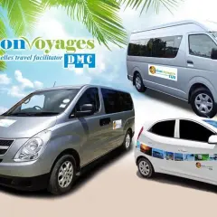 Transport na Seszele: vany i samochód osobowy z logo Vision Voyages, gotowe na odbiór z lotniska.