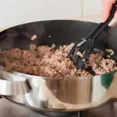 Mięso mielone z cebulą smaży się na patelni, tworząc pyszny soboro.