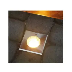 Nowoczesne lampy led 230v zewnętrzne wbudowane w kostkę brukową, oświetlające ścieżkę.