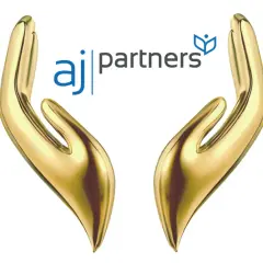 Złote dłonie symbolizują troskę. AJ Partners - ranking firm opiekuńczych. Opieka nad seniorem w domu.