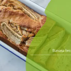 Pan de plátano casero con harina de avena, recién horneado y cortado en rebanadas.