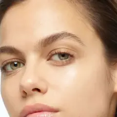 Viso pulito e radioso dopo l'uso dell'acqua micellare, perfetta per rimuovere trucco e impurità.