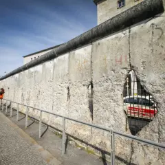 Kiedy powstał mur berliński i dlaczego? Odkryj jego tajemnice