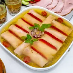 Szynka w galarecie z groszkiem, papryką i pomidorkami. Obok majonez, pieczywo i plastry wędliny.