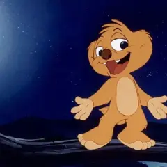 Glad figur från barnfilmer 90 talet dansar under en stor måne och stjärnor.