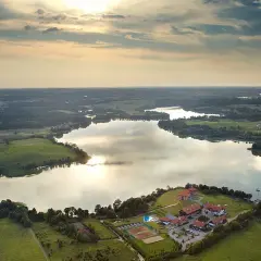 Malownicze jezioro na Mazurach z kompleksem wypoczynkowym i kortami tenisowymi. Idealne miejsce na nietypowe atrakcje Mazury.