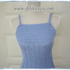 Top in cotone uncinetto azzurro con pizzo, schemi gratis disponibili.