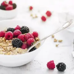 Czy granola jest dietetyczna? Odkryj prawdę o jej kaloriach i składzie
