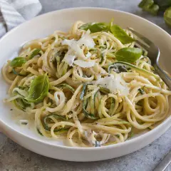 Zucchini-Zitronen-Pasta mit Basilikum und Parmesan. Eine leichte und frische Mahlzeit, perfekt für den Sommer.