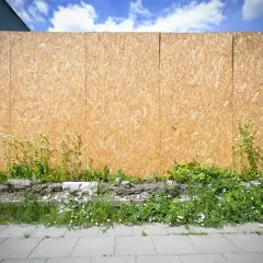 Płyta OSB na zewnątrz wymaga zabezpieczenia przed wilgocią. Zobacz, jak zabezpieczyć płytę OSB na zewnątrz, by służyła latami.