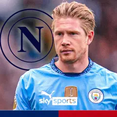 Kevin De Bruyne w koszulce Manchesteru City z logo Napoli w tle.