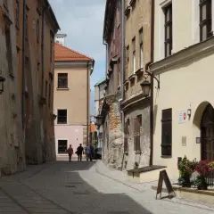 Spacer po urokliwej uliczce, jakbyśmy podróżowali między Białymstokiem a Lublinem. Kamienne budynki, latarnie i kwiaty tworzą niepowtarzalny klimat.