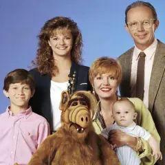 Familjen Tanner poserar med ALF. Rollistan i ALF inkluderar Max Wright, Anne Schedeen, Andrea Elson, Benji Gregory och dockan ALF.