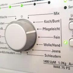 Panel sterowania pralki Beko. Pokrętło wyboru programu i przyciski "Start", "Löschen Abpumpen". Jak zresetować pralkę beko?