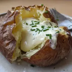 En perfekt bakad potatis med en krämig fyllning och färsk gräslök. Enkel men utsökt!