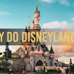 Zamek w Disneylandzie z napisem "Bilety do Disneylandu" na tle nieba.
