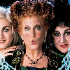 Trzy czarownice z filmu "Hokus Pokus" z magicznymi błyskawicami w dłoniach.