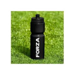 Czarny bidon sportowy z napisem "FORZA" na zielonej trawie.