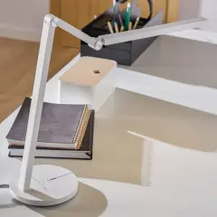 Nowoczesna lampka biurkowa LED, idealna do pracy. Zastanawiasz się, jaka żarówka do lampki biurkowej? Ta lampka ma zintegrowane diody LED.