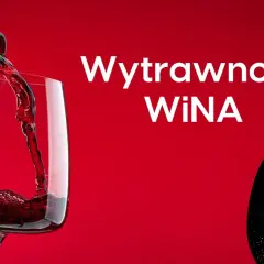 Czerwone wino nalewane do kieliszka. Obok łyżka z cukrem, ilustrująca, ile cukru ma wino wytrawne.