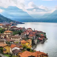 Malownicze miasteczko nad jeziorem Como, z widokiem na góry, idealne na podróż z Bergamo.