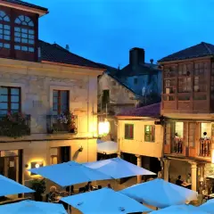Noche en Pontevedra, ideal para cenar al aire libre. Descubre qué hacer en Pontevedra y disfruta de sus plazas.