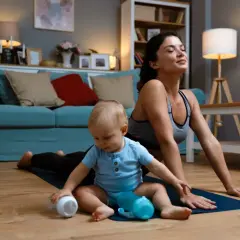 Une mère fait du yoga avec son bébé. Elle pense à sa rééducation périnée quand.